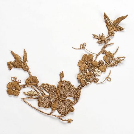 Květinová aplikace s ptáčky zlaté barvy