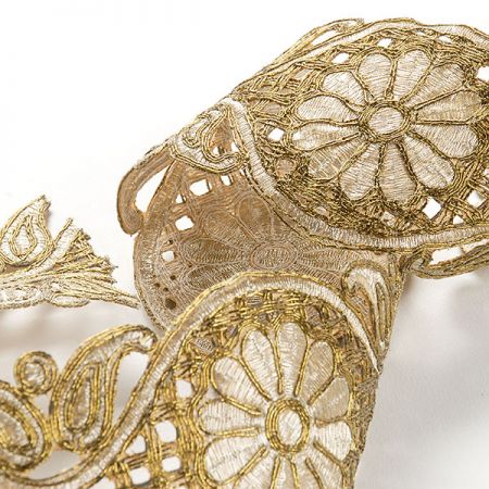 Krajková kovová stuha ornamentální vlnkový vzor