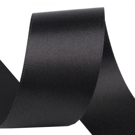 Atlasová stuha šíře 50 mm oboulíc černá