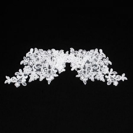 Krajková aplikace středová květinový vzor bílá