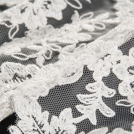 Krajka lem motiv květin lomená bílá