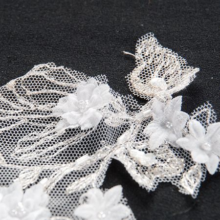 Krajková aplikace drobné květy bílá/stříbrná