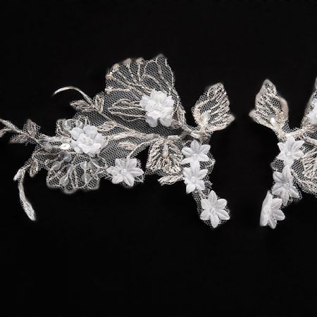 Krajková aplikace párová drobné květy bílá/stříbrná