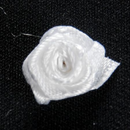 Látkový kvet ruže malá biela