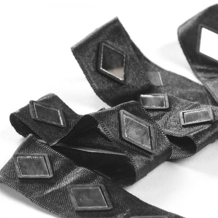 Stuha atlasová černá geometrický vzor sklíčka