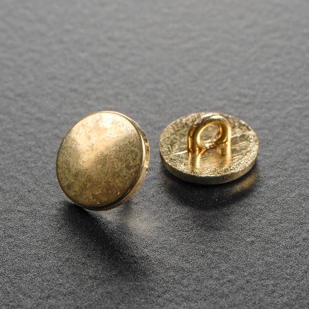 Knoflík kulatý plochý zlaté barvy s krčkem 22"