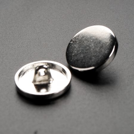 Knoflík kovový plochý stříbrný 32"