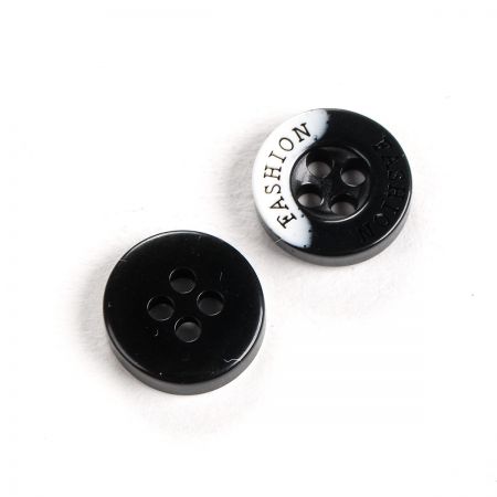 Knoflík plastový kulatý čtyřdírkový 18" černobílý