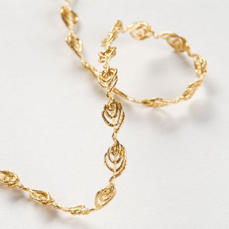 Prámik leonské kvapka zlatej farby