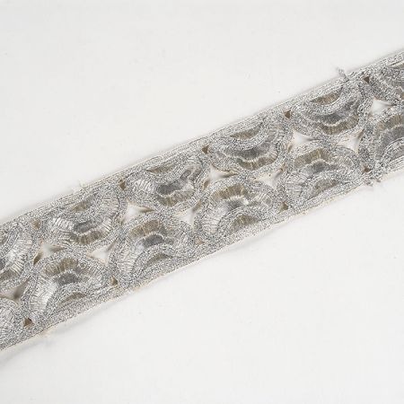 Krajková kovová stuha obloučky stříbrná