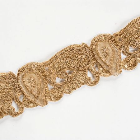 Krajková kovová stuha vzor paisley kapka