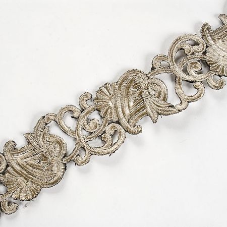 Krajková kovová stuha romantický vzor