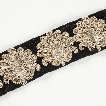 Sametová stuha vyšívaná stříbrné listy