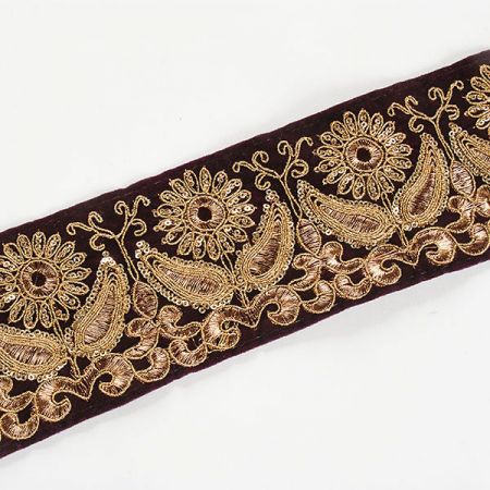 Sametová stuha vyšívaná květy s flitry tm.fialová