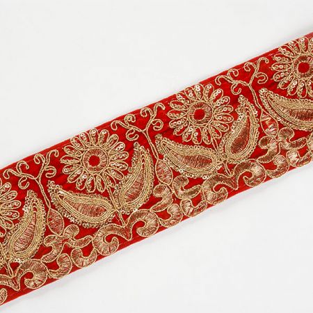 Sametová stuha vyšívaná květy s flitry červená