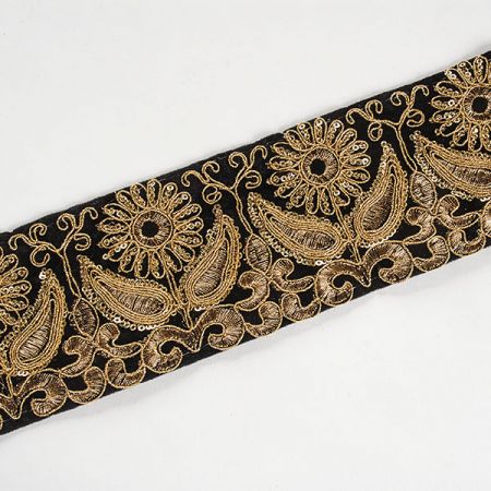 Sametová stuha vyšívaná květy s flitry černá