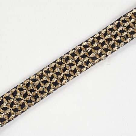 Sametová stuha vyšívaná geometrický vzor zlatý