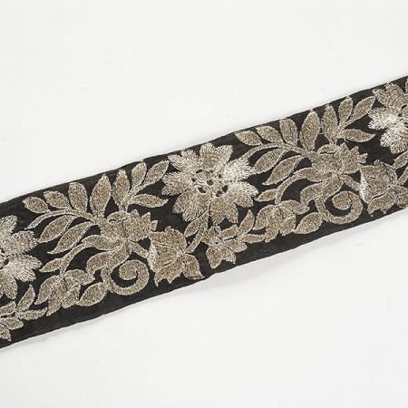 Šantungová stuha vyšívaná stříbrné květy
