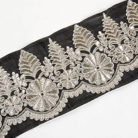 Šantungová stuha vyšívaná vzor stříbrný II.jakost