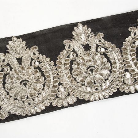 Šantungová stuha vyšívaná ornamentální vzor II.jakost