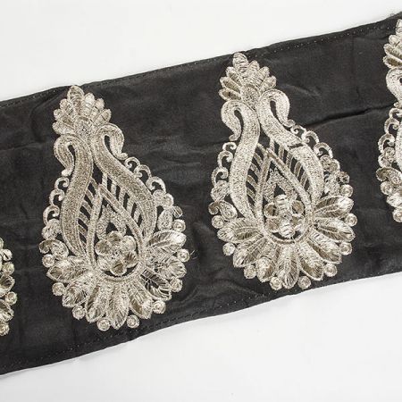 Šantungová stuha velký hlavicoový vzor stříbrný II.jakost