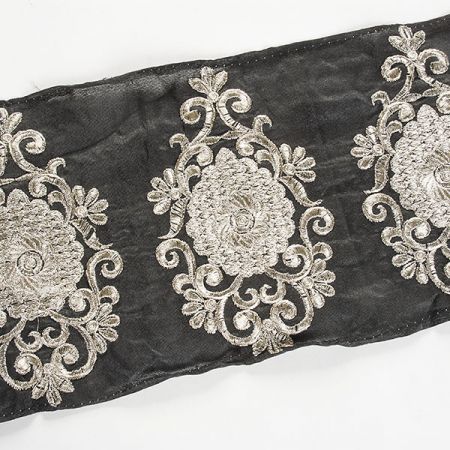 Šantungová stuha velká romantická výšivka stříbrná II.jakost