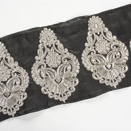 Šantungová stuha velký ornament stříbrná II.jakost