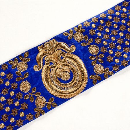 Šantungová stuha široká vyšívaná modrozlatá