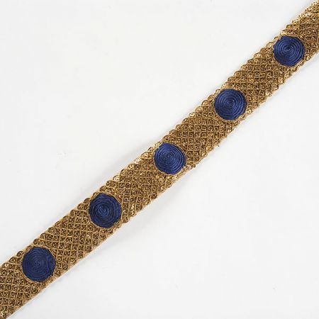 Krajková kovová stuha s modrou výšivkou