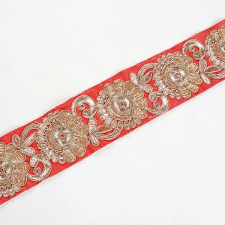 Stuha vyšívaná šantungu široká červená