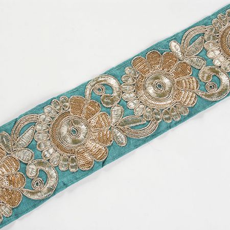 Stuha vyšívaná na šantungu široká tyrkysová