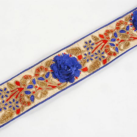 Stuha vyšívaná na šantungu plastický květ modrá