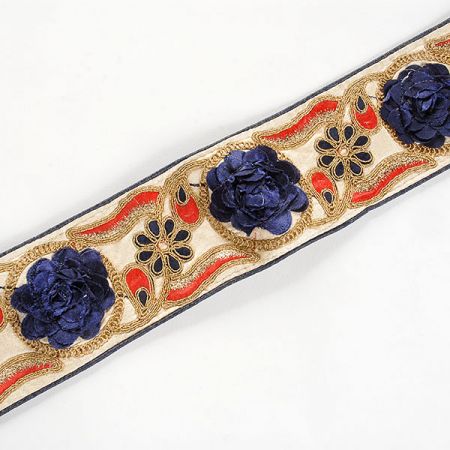 Stuha vyšívaná na šantungu plastický květ tm.modrá