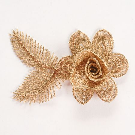 Krajková aplikace květ růže s lístky starozlatá