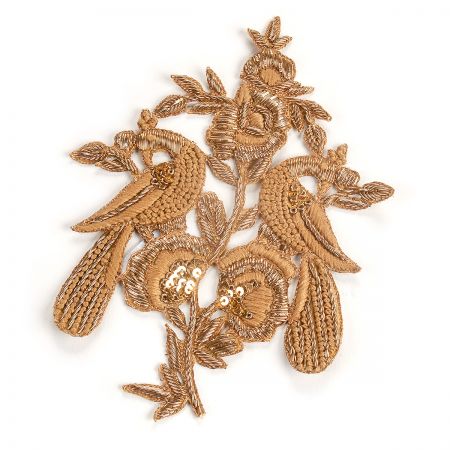 Aplikace pávi středová starozlatá