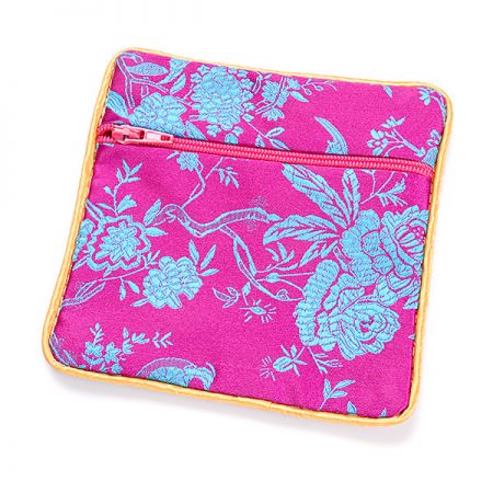 Elegantná brokátová taštička fuchsie modré kvety