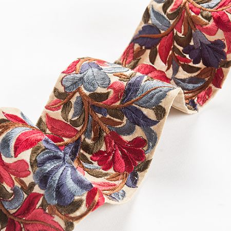 Vyšívaná stuha šantung širší květy modré/vínové