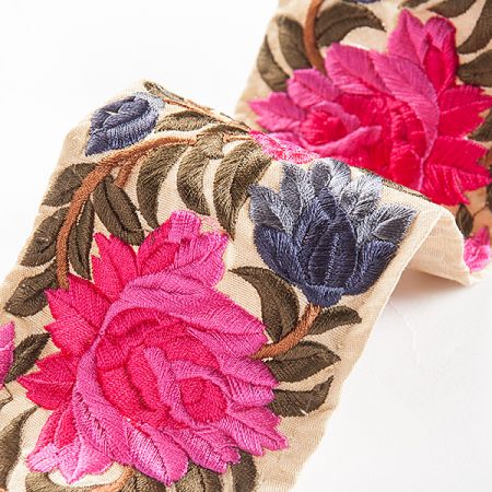 Vyšívaná stuha šantung širší květy fuchsiové/růžové