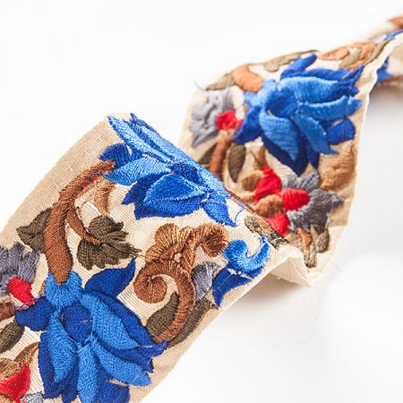 Vyšívaná stuha šantung květy modré