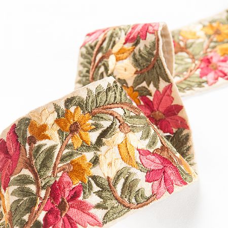 Vyšívaná stuha šantung květy červené/vínové