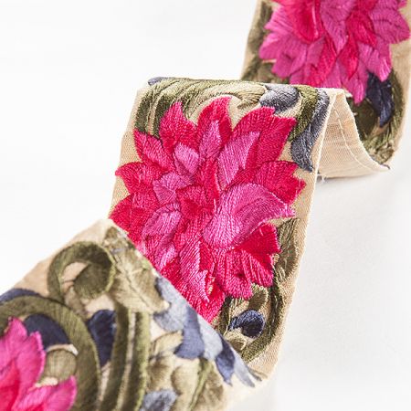 Vyšívaná stuha šantung květy růžové/fuchsiové