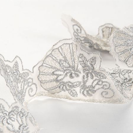 Krajka lem vějíř a květinový  ornament  stříbrná