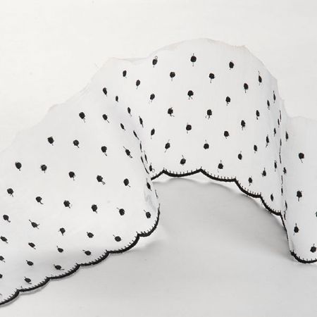 Organzová vyšívaná porta s puntíky černá/bílá