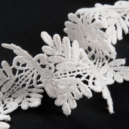 Krajka hrubá lem květinový vzor slonová kost