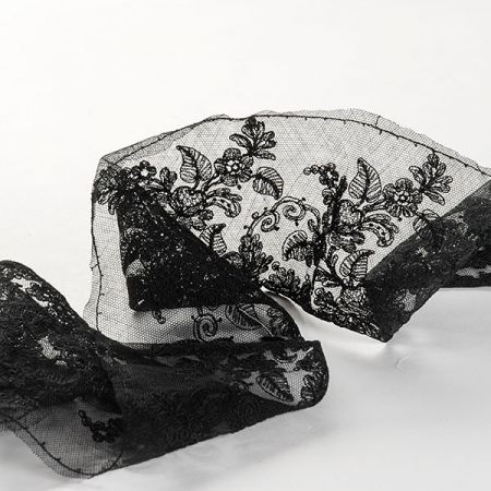 Krajka lem květinový ornament černé barvy