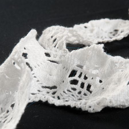 Krajka hrubá se vzorem v bílé barvě