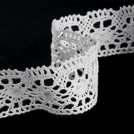 Krajka hrubá geometrický vzor bílá