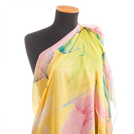 Efektní šála motiv listy pastel žlutá