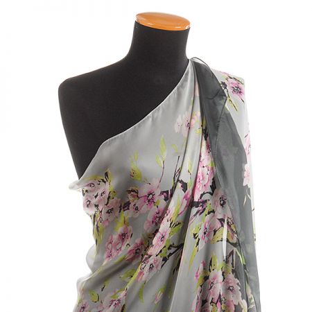 Efektní šála motiv květy pastel šedá