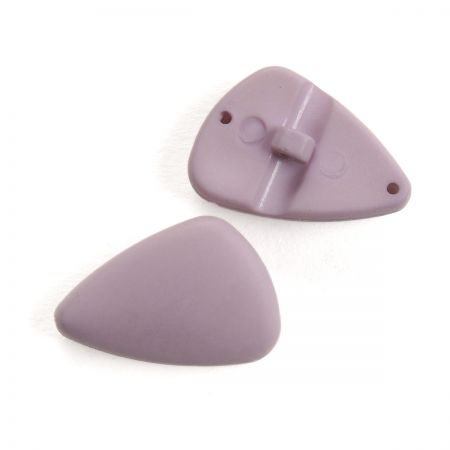 Knoflík plastový s krčkem trojúhelník šedý